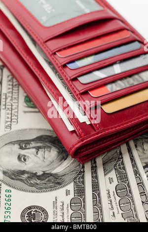 Portefeuille rouge avec de l'argent et une carte de crédit Banque D'Images