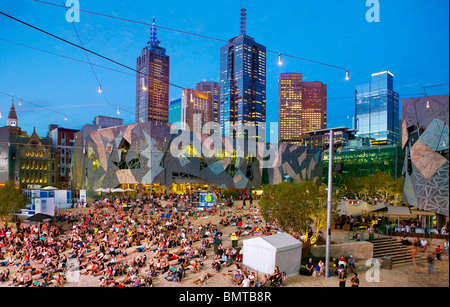 L'Australie, Victoria, Melbourne. Federation Square allumé au crépuscule Banque D'Images