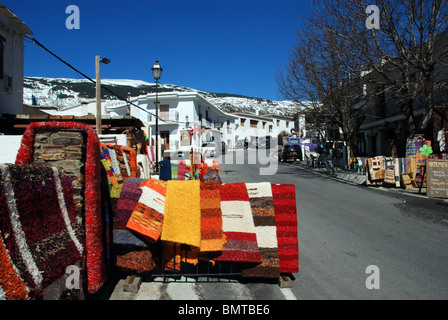 Magasin de vente de tapis fabriqués localement dans la rue principale, Capileira, Las Alpujarras, Province de Grenade, Andalousie, Espagne, Europe de l'Ouest Banque D'Images