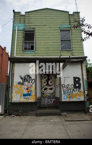 Un bâtiment vacant dans le quartier Red Hook de Brooklyn à New York le dimanche 13 juin 2010. (© Frances M. Roberts) Banque D'Images