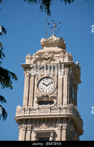 Palais de Dolmabahçe tour de l'horloge, à l'extérieur le Palais de Dolmabahce, Istanbul, Turquie Banque D'Images