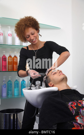 Un stagiaire dans le salon de coiffure Morante, Essen, Allemagne Banque D'Images