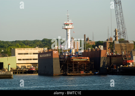 Un remorqueur de haute mer subit des réparations à l'Caddell Dry Dock et le centre de réparation sur le Kill Van Kull à Staten Island à NEW YORK Banque D'Images