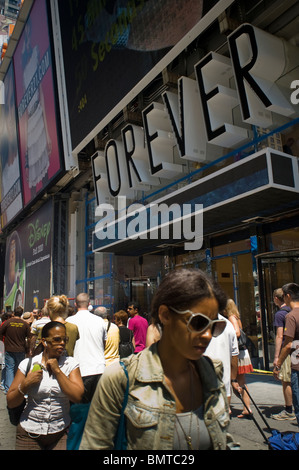 Passant devant l'encore inachevée comme Forever 21 magasin situé dans le vieux Virgin Megastore de Times Square à New York Banque D'Images