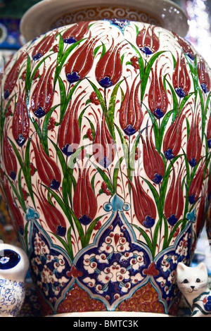 Vase poterie céramique colorée à la vente dans le Grand Bazar, Istanbul, Turquie Banque D'Images