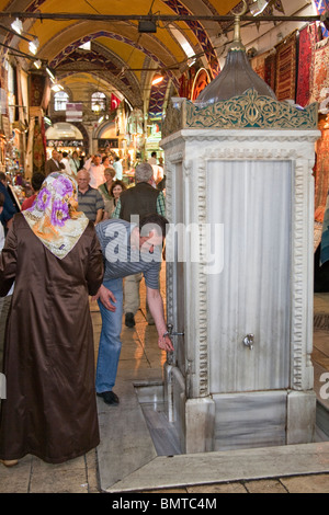 Se laver les mains de l'homme dans le Grand Bazar, Istanbul, Turquie Banque D'Images