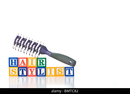 Enfants colorés blocks spelling COIFFEUR avec brosse à cheveux Banque D'Images