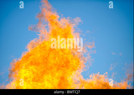 Flammes atteindre dans le ciel au cours d'un exercice de formation à la lutte contre l'incendie. Banque D'Images