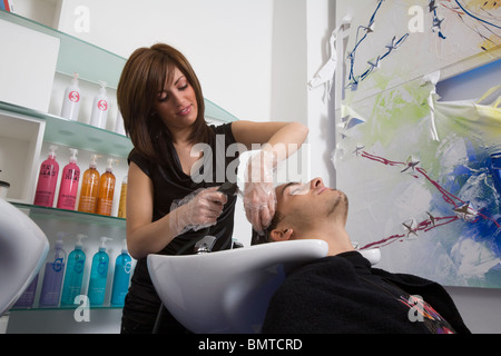 Un stagiaire dans le salon de coiffure Morante, Essen, Allemagne Banque D'Images