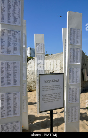 Arlington West - mémorial temporaire pour les soldats américains qui sont morts en Irak. Liste des victimes irakiennes. Banque D'Images