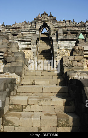 Indonesia-Java-Borobudur, un escalier avec arcades menant à la Stupa principal Banque D'Images