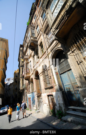 ISTANBUL, TURQUIE. Grand old townhouses en attente de re-gentrification dans le quartier de Tophane - Galata de Beyoglu. L'année 2009. Banque D'Images