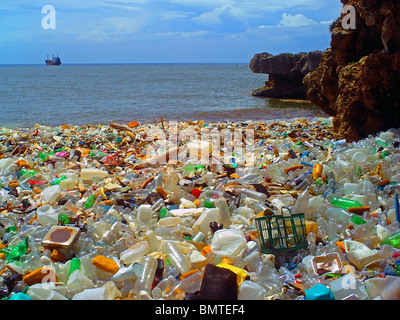 La pollution sur une plage à Santo Domingo, République Dominicaine Banque D'Images