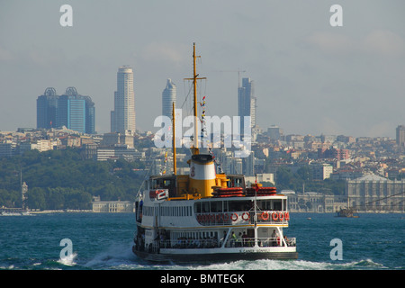 ISTANBUL, TURQUIE. Un traversier traversant le Bosphore, avec la ville moderne derrière. L'année 2009. Banque D'Images