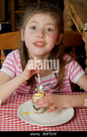 Young Girl eating soft oeuf dur pour le petit déjeuner Banque D'Images