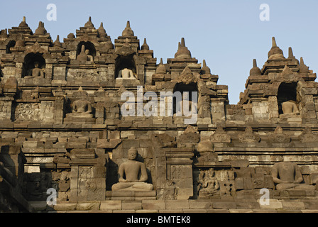 Indonesia-Java General-View à Borobudur, à partir de l'Ouest, photo montrant le coin ouest Bouddha assis dans shrinelet les chiffres. Banque D'Images