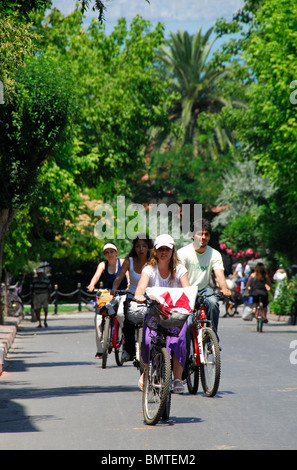 ISTANBUL, TURQUIE. Les jeunes à vélo sur l'île des Princes Büyükada de dans la mer de Marmara. L'année 2009. Banque D'Images