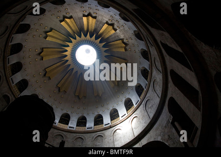 Oculus de la coupole en rotonde qui couvre le tombeau du Christ - Saint Sépulcre - Jérusalem Banque D'Images