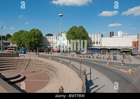 Mersey carré avec centre commercial Merseyway dans l'arrière-plan,Stockport,Greater Manchester, Royaume-Uni. Banque D'Images