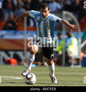 Le capitaine de l'équipe argentine Javier Mascherano contrôle le ballon pendant une Coupe du Monde FIFA 2010 football match contre la Corée du Sud. Banque D'Images