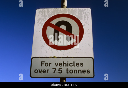 Roadsign avertissement de no u se transforme en route pour les véhicules de plus de 7,5 tonnes UK Banque D'Images