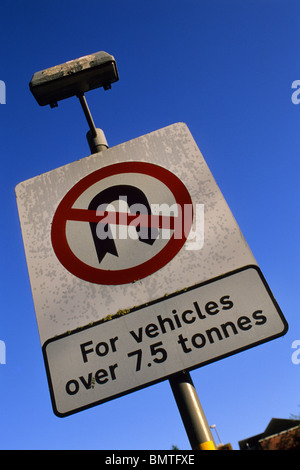 Roadsign avertissement de no u se transforme en route pour les véhicules de plus de 7,5 tonnes UK Banque D'Images