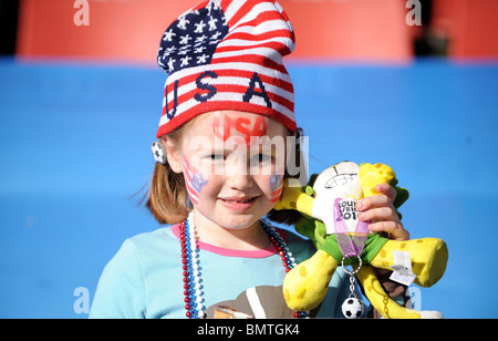 Les jeunes USA VENTILATEUR AVEC MASCOTTE ET LA SLOVÉNIE V USA ELLIS PARK AFRIQUE DU SUD 18 Juin 2010 Banque D'Images