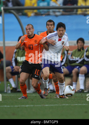 WESLEY SNEIJDER ET DAISUKE MATS Pays-bas / JAPON STADE DE DURBAN DURBAN, AFRIQUE DU SUD 19 Juin 2010 Banque D'Images