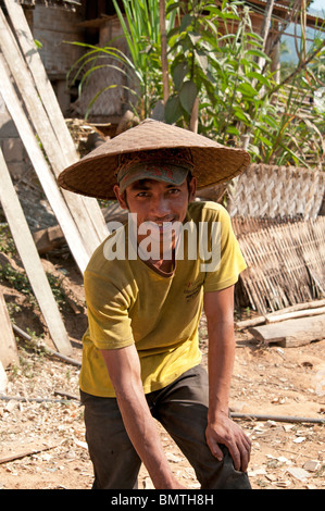 Un homme d'ajo scier du bois dans un village tribal de Vong Xai province du nord du Laos Banque D'Images