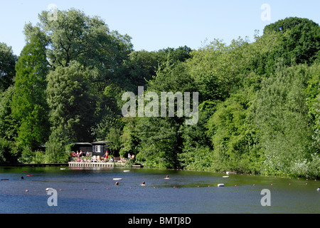 La natation de personnes dans la région de Highgate ponds Londres Hampstead Heath Banque D'Images