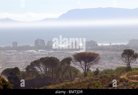 Paysage côtier de Somerset West town à la recherche sur False Bay à Péninsule du Cap Afrique du Sud Banque D'Images