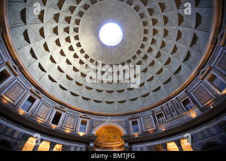 Intérieur du dôme du Panthéon, Rome, Italie Banque D'Images