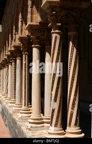 Détails des colonnes du cloître de l'abbaye de Monreale, Monreale, Italie Banque D'Images