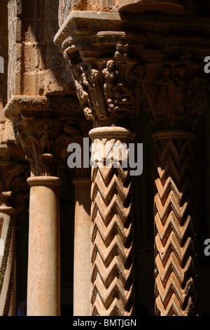 Détails des colonnes du cloître de l'abbaye de Monreale, Monreale, Italie Banque D'Images