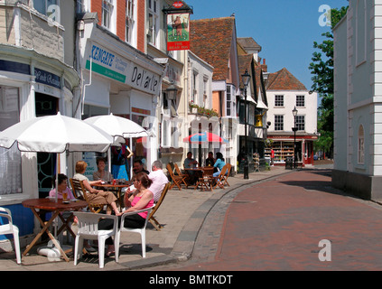 La culture café à côté de la maison dans la ville historique de Faversham, Kent, Angleterre Banque D'Images