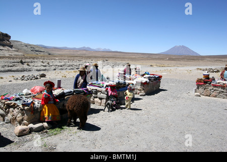 Un petit marché avec El Volcan Misti dans l'arrière-plan, sur la route de près de Canyon de Colca Arequipa, Pérou, Amérique du Sud. Banque D'Images