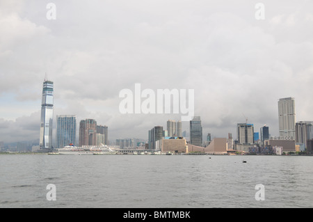 Tsim Sha Tsui gratte-ciel, bateau de croisière, ferries, Tour de l'horloge, Centre Culturel, vue du port de Victoria sampan, Hong Kong Banque D'Images