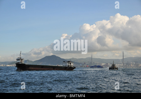 Ciel bleu vue de vraquier vide barge, amarré au port de Victoria, les eaux à l'égard de Kowloon, Hong Kong Kennedy Town Banque D'Images