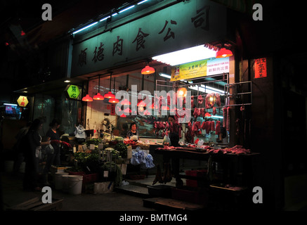 La nuit, Street corner shot de néon et d'une boucherie, vente de viande fraîche à partir d'un abattoir du gouvernement, Hong Kong Banque D'Images