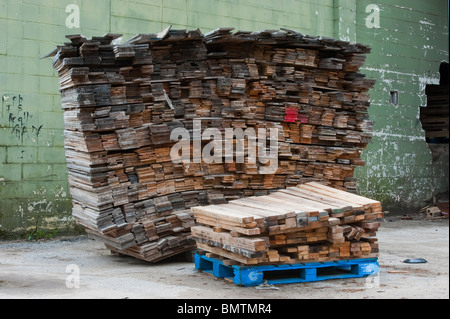 Palettes empilées dans une société de recyclage du comté de Mason, Michigan, États-Unis. Banque D'Images