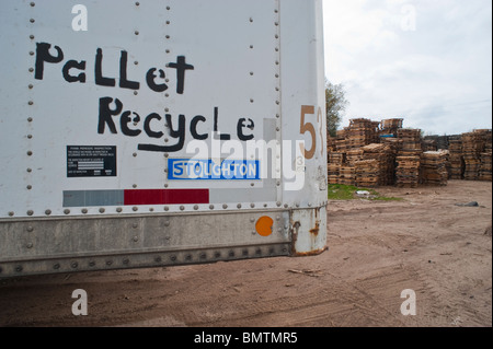 « recyclage des palettes » écrit sur le côté d'une semi-remorque dans une entreprise de recyclage des palettes à Ludington, Michigan, États-Unis. Banque D'Images