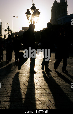 Ombre de personnes sur l'Avenue Habib, conçu pour des Français d'être un Tunisien sous forme de Champs-elysées, au crépuscule- Tunis, Tunisie. Banque D'Images