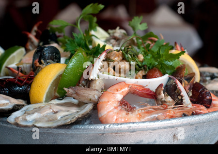 Plateau de fruits de mer appelé le 'Grand plateaux de fruits de mer', servi au restaurant de l'Hôtel Bourbon à la Nouvelle Orléans. Banque D'Images