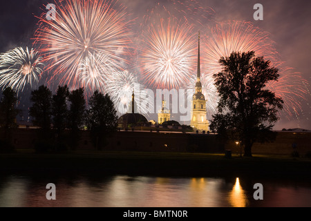 D'artifice la forteresse de Saint Pierre et Paul. Maison de vacances des écoles de voiles 'Scarlet'. Saint-pétersbourg, Russie. Banque D'Images