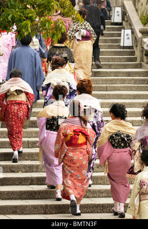 Les japonaises de Kimonos montent les escaliers du temple Otowa-san Kiyomizu Dera, Kyoto JP Banque D'Images