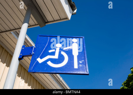 Seul signe de stationnement pour personnes handicapées Banque D'Images