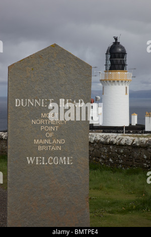 Dunnett Head, North Scotland, UK signe et phare. Banque D'Images