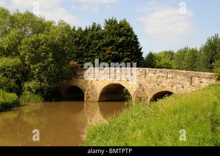 Vieux pont traversant la rivière Rother à Aisemont Cranbrook sur la frontière du comté de Kent, l'East Sussex England UK Banque D'Images