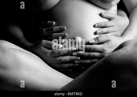 Image Shadowfull d'un ventre de femme enceinte. Faites en studio sur fond noir avec un Canon 5D Banque D'Images