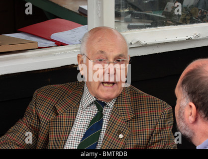 Murray Walker chatting at Shelsley Walsh Hill Climb, où il a commencé sa carrière de commentateur en 1948. Banque D'Images
